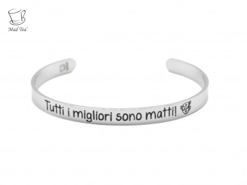 "Ti svelo un segreto: tutti i migliori sono matti!"  Questo bracciale è dedicato al Cappellaio Matto e rappresenta un vero e proprio elogio alla sua follia, esuberanza e simpatia che, a modo nostro, contraddistinguono ciascuno di noi!  Bracciale rigido in acciaio con incisa la frase "Tutti i migliori sono matti" ispirata alla collezione "Cappellaio Matto" di Alice in Wonderland. 