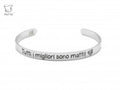 "Ti svelo un segreto: tutti i migliori sono matti!"  Questo bracciale è dedicato al Cappellaio Matto e rappresenta un vero e proprio elogio alla sua follia, esuberanza e simpatia che, a modo nostro, contraddistinguono ciascuno di noi!  Bracciale rigido in acciaio con incisa la frase "Tutti i migliori sono matti" ispirata alla collezione "Cappellaio Matto" di Alice in Wonderland. 