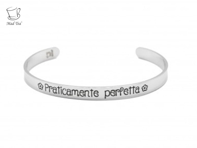 "Mary Poppins, praticamente perfetta sotto ogni aspetto!"  Bracciale rigido in acciaio con incisa la frase "Praticamente perfetta" ispirata alla collezione "Mary Poppins"    Un dolce gioiello caratterizzato da simpatici dettagli che saprà trasmettervi quel pizzico di magia e spensieratezza per farvi sentire perfetta come una vera Mary Poppins!