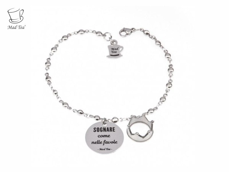 Sognare come nelle favole   “Realizza i tuoi sogni e vivi la tua favola"  Sii sempre quella ragazza dolce e gentile, determinata e coraggiosa nel seguire i propri sogni e vedrai che trasformerai la tua vita in una favola, e tu, la più fortunata delle principesse.  Bracciale con ciondolo con incisa la frase "SOGNARE come nelle favole" e meravigliosa corona pendente. 