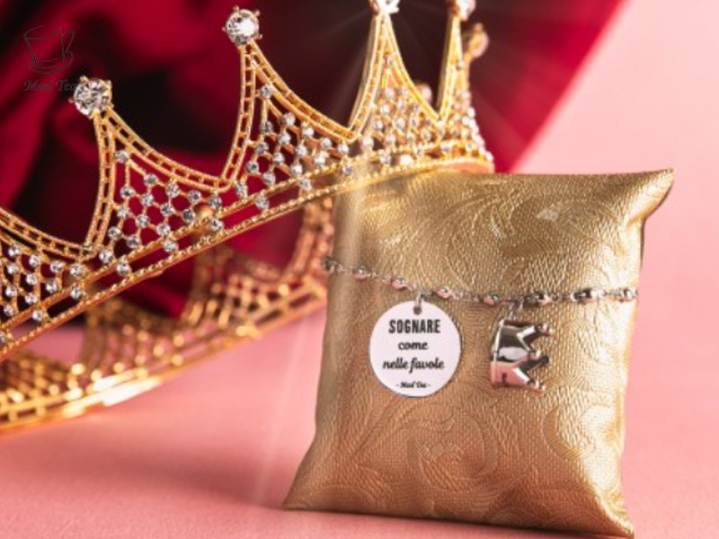  Bracciale con ciondolo con incisa la frase "SOGNARE come nelle favole" e meravigliosa corona pendente.