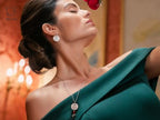 Collana con ciondolo con incisa la frase "AMARE come nelle favole" e dolce rosa rossa smaltata.