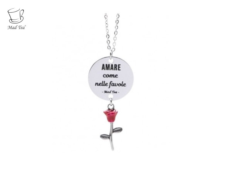 La rosa, simbolo per eccellenza dell'amore, rappresenta il sogno di tutte noi ragazze, incontrare il nostro principe azzurro e vivere un amore da favola. Ma la vera favola d'amore è ogni volta che ci innamoriamo, è il nostro piccolo angolo di mondo felice condiviso con quella persona che ci fa battere sempre il cuore.  Collana con ciondolo con incisa la frase "AMARE come nelle favole" e dolce rosa rossa smaltata. 
