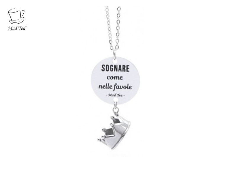 Sognare come nelle favole   “Realizza i tuoi sogni e vivi la tua favola"  Sii sempre quella ragazza dolce e gentile, determinata e coraggiosa nel seguire i propri sogni e vedrai che trasformerai la tua vita in una favola, e tu, la più fortunata delle principesse.  Collana con ciondolo con incisa la frase "SOGNARE come nelle favole" e meravigliosa corona pendente. 