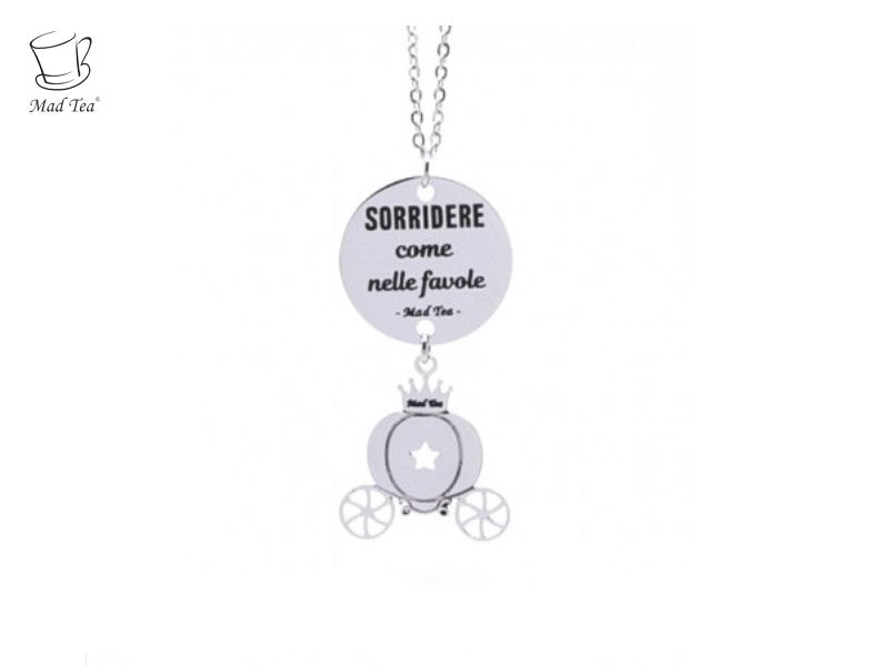 Sorridere come nelle favole  “Indossa il tuo sorriso migliore e sarai la più bella delle principesse"  Vivi la tua vita sempre con il sorriso e fervida immaginazione, scoprirai che basta poco per vedere il lato bello di ogni cosa. Come ben sappiamo, basta una semplice zucca per far comparire una splendida carrozza!  Collana con ciondolo con incisa la frase "SORRIDERE come nelle favole" e simpatica carrozza a forma di zucca. 