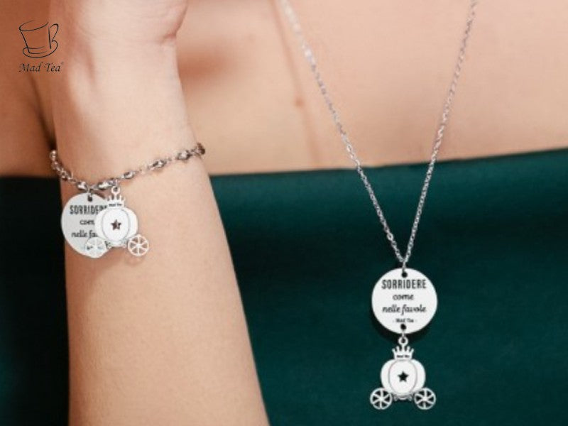 Sorridere come nelle favole  “Indossa il tuo sorriso migliore e sarai la più bella delle principesse"  Vivi la tua vita sempre con il sorriso e fervida immaginazione, scoprirai che basta poco per vedere il lato bello di ogni cosa. Come ben sappiamo, basta una semplice zucca per far comparire una splendida carrozza!