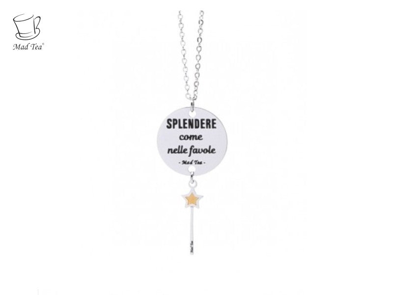 Splendi sempre, la magia è nelle piccole cose  La vera magia è intorno a noi, basta saperla osservare: questo è il segreto per vivere una vita da favola!  Collana con ciondolo con incisa la frase "SPLENDERE come nelle favole" e piccola bacchetta magica con inserto dorato.