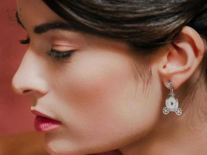 Vivi la tua vita sempre con il sorriso e fervida immaginazione, scoprirai che basta poco per vedere il lato bello di ogni cosa. Come ben sappiamo, basta una semplice zucca per far comparire una splendida carrozza!