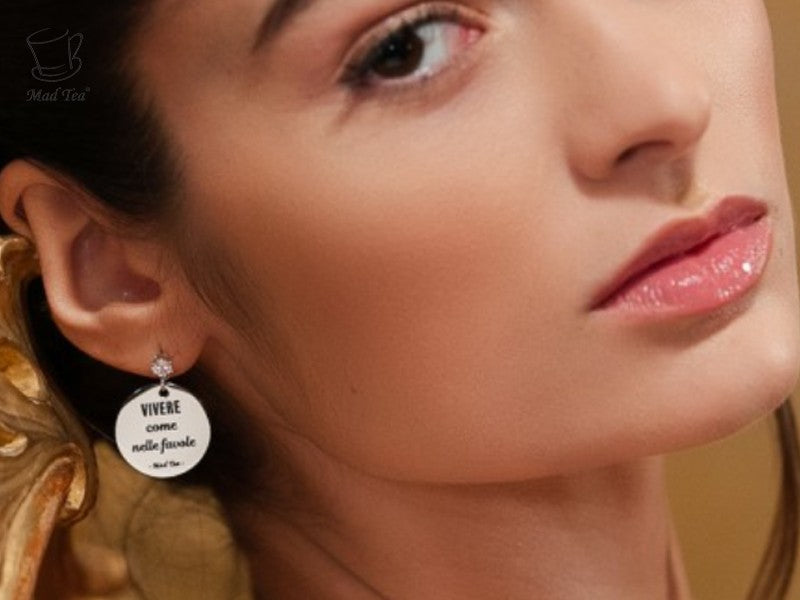 Questa orecchini, ispirati alla classica figura del castello delle favole, sono icona e immagine del sogno di vivere come in una favola!