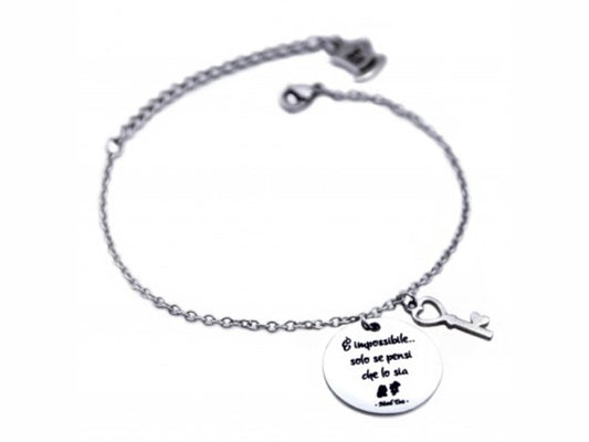 Bracciale  ispirato al celebre dialogo tra Alice e il Cappellaio Matto e ci svela un profondo pensiero: tutti noi possiamo realizzare i nostri obiettivi come anche grandi sogni, l'importante è volerlo perchè nulla è impossibile! Bracciale con piccola chiave e targhetta con incisa la frase "É impossibile..solo se pensi che lo sia".