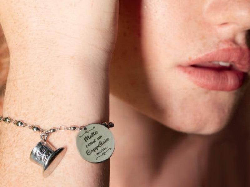 Foto bracciale matto come un cappellaio ispirato alla favola disney di alice nel paese delle meraviglie indossato