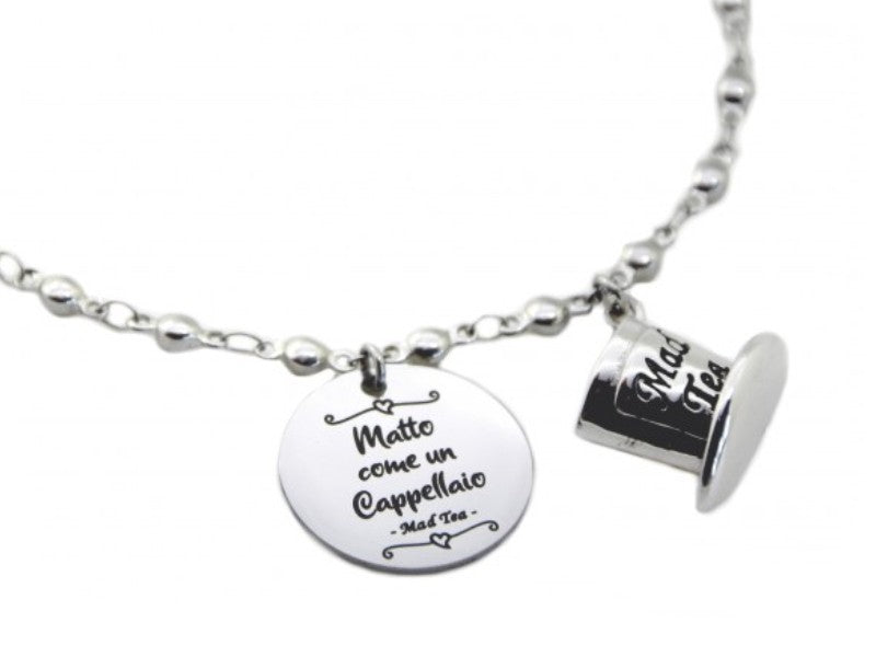 "Matto come un Cappellaio". Bracciale dedicato al personaggio più eccentrico di Alice in Wonderland, il Cappellaio Matto! Un grande elogio alla sua figura, alla sua simpatia e a tutte le persone che si sentono un po' come lui, matte e simpatiche! Bracciale con targhetta con incisa la frase "Matto come un Cappellaio!" e cilindro pendente.
