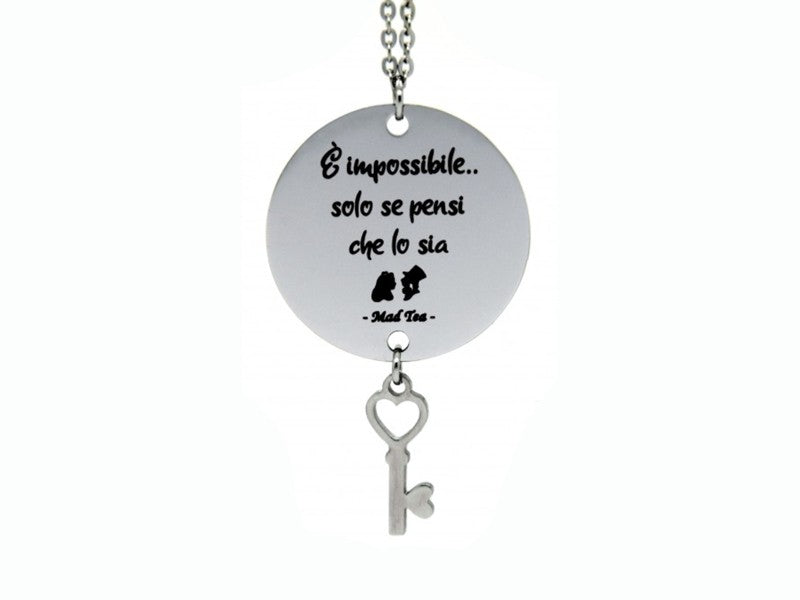 "É impossibile..solo se pensi che lo sia"  Questa collana è ispirata al celebre dialogo tra Alice e il Cappellaio Matto e ci svela un profondo pensiero:  tutti noi possiamo realizzare i nostri obiettivi come anche grandi sogni, l'importante è volerlo perchè nulla è impossibile!  Collana con ciondolo composto da targhetta con incisa la frase "É impossibile..solo se pensi che lo sia" e una piccola chiave pendente.