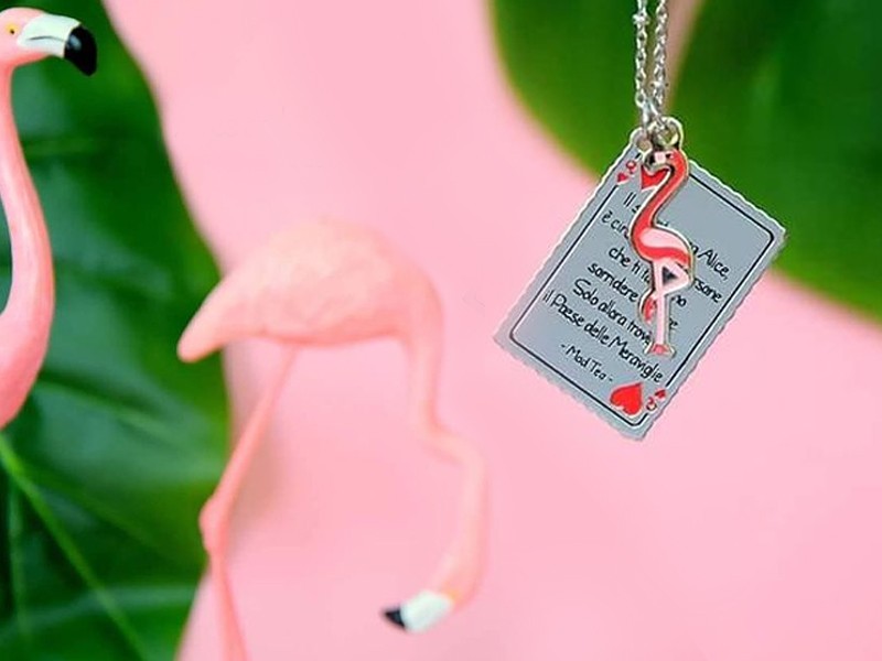 Collana con carta della regina di cuori di alice nel paese delle meraviglie e fenicottero rosa