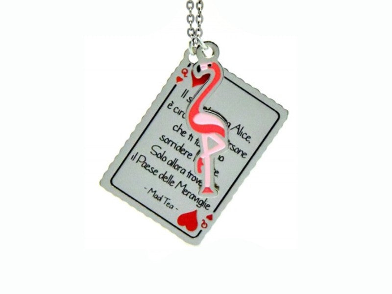 Collana con dolce fenicottero colorato e carta della Regina di Cuori con incisa la frase "Il segreto cara Alice, è circondarsi di persone che ti facciano sorridere il cuore. Solo allora troverai il Paese delle Meraviglie".