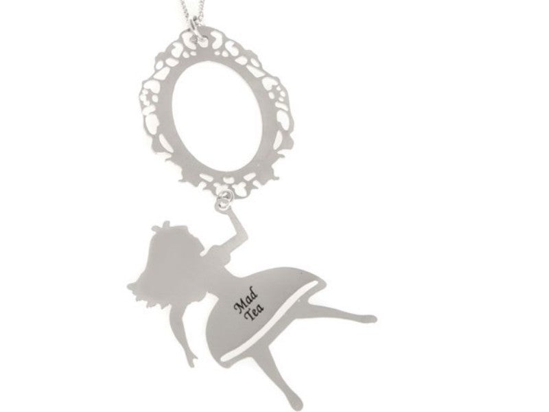 Collana con alice nel paese delle meraviglie mentre cade dallo specchio
