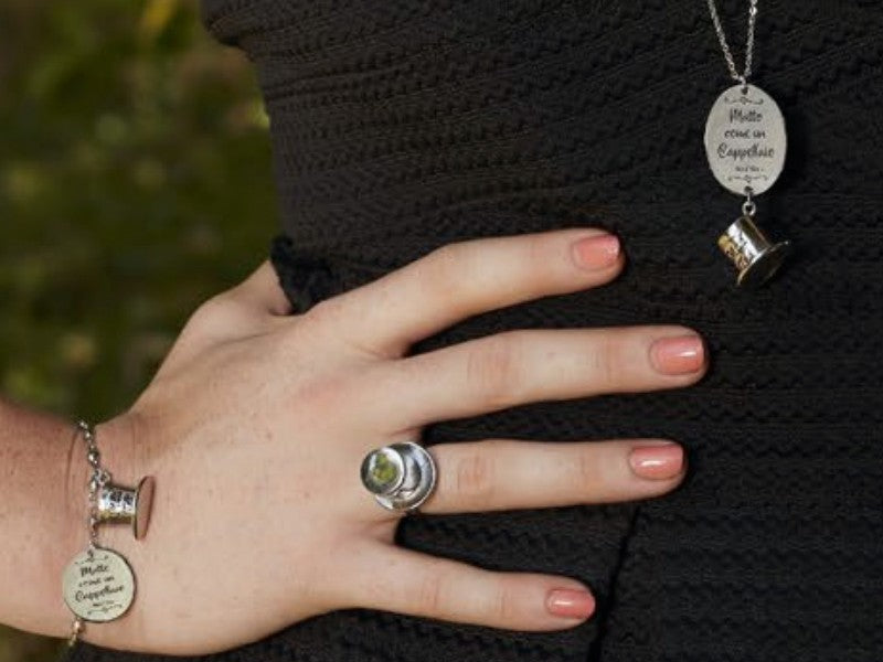 Parure collana anello e bracciale matto come un cappellaio di Alice nel paese delle meraviglie 