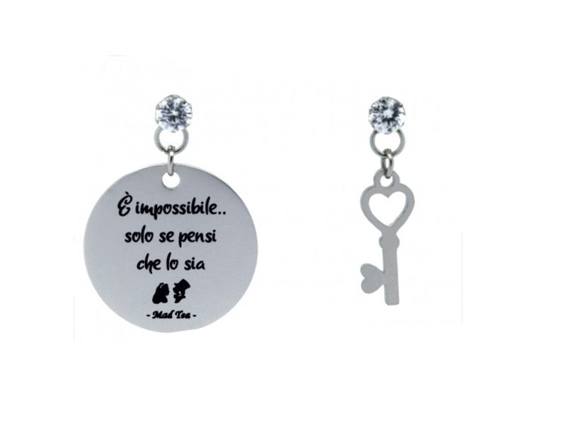 Orecchini Alice nel paese delle meraviglie asimmetrici con targhetta con incisa la frase "É  impossibile.. solo se pensi che lo sia" e piccola chiave pendente. Montatura con cristallo.