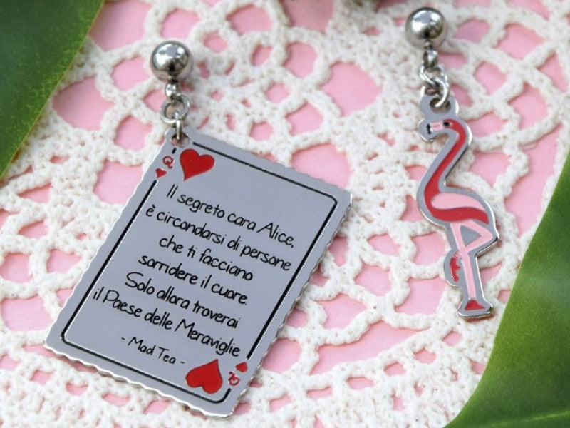 Orecchini asimmetrici di Alice nel paese delle meraviglie con carta della regina di cuori e fenicottero rosa 