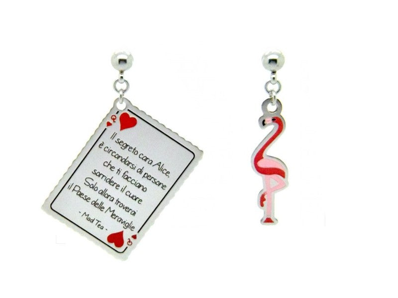 Orecchini asimmetrici con dolce fenicottero colorato e carta della regina di cuori con incisa la frase "Il segreto cara Alice, è circondarsi di persone che ti facciano sorridere il cuore. Solo allora troverai il Paese delle Meraviglie".