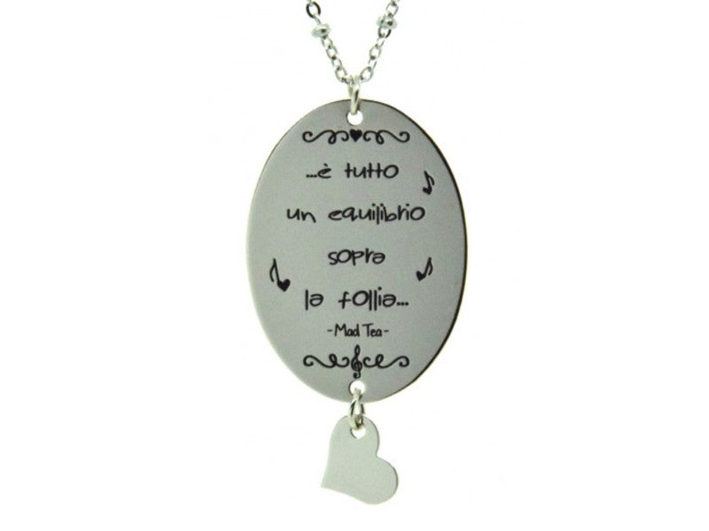 Collana in acciaio inossidabile con ciondolo composto da targhetta con incisa la frase "...è tutto un equilibrio sopra la follia..." e cuoricino pendente.