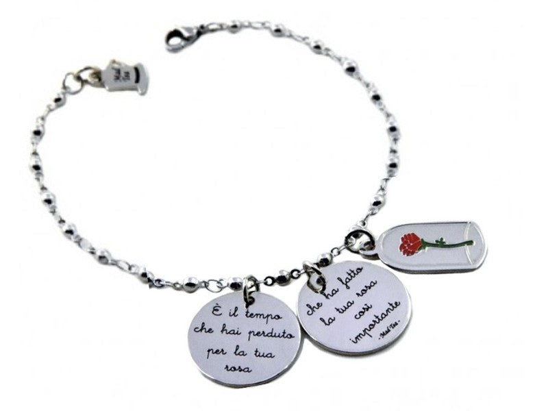 Ispirato al racconto di Antoine de Saint-Exupéry “Il Piccolo Principe” nasce il bracciale Rosa del Piccolo Principe. È in acciaio anallergico ed è composto da una catenella a pallini alternati e 3 ciondoli pendenti: uno è a forma di teca con all’interno la rosa smaltata, gli altri due sono tondi e riportano incisa con smalto nero la frase “È il tempo che hai perduto per la tua rosa che ha fatto la tua rosa così importante”. 