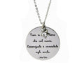 Collana con targhetta con incisa la frase “Non si vede bene che col cuore, l'essenziale è invisibile agli occhi” e stellina pendente con cristallo.
