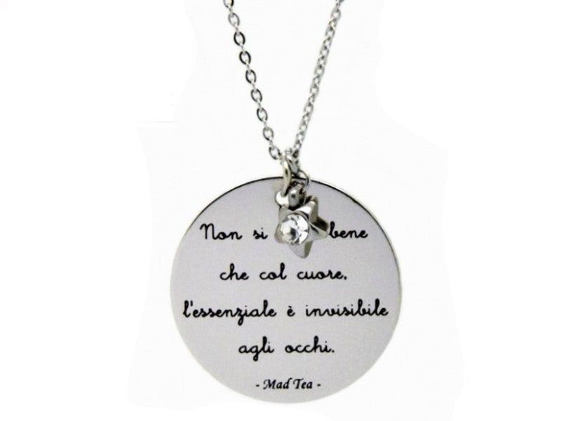 Collana con targhetta con incisa la frase “Non si vede bene che col cuore, l'essenziale è invisibile agli occhi” e stellina pendente con cristallo.