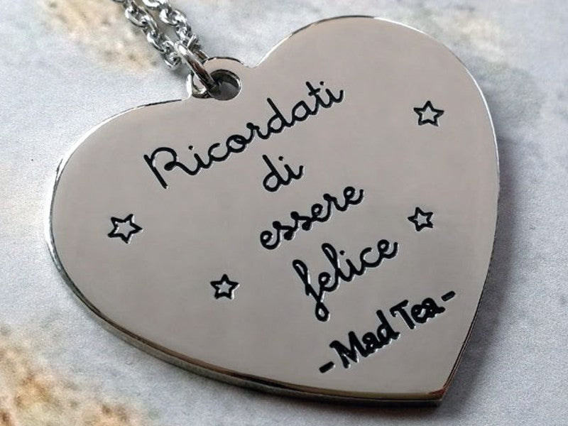 Collana con catena a rosario e ciondolo a forma di cuore con incisa la frase "Ricordati di essere felice".