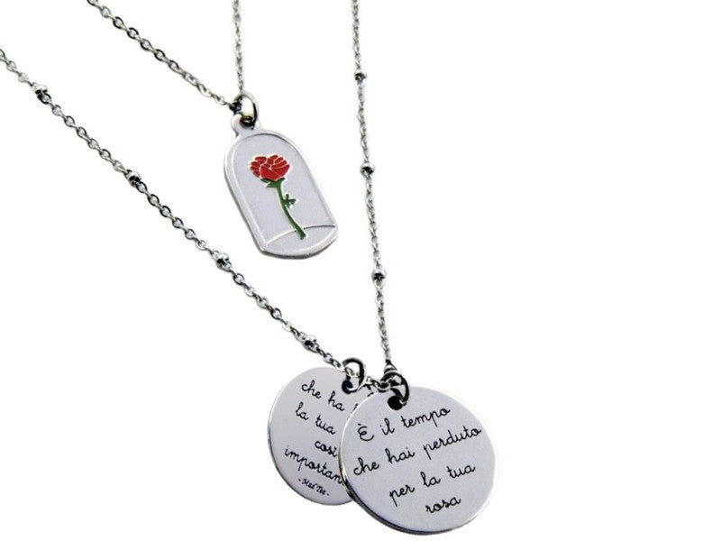  Collana composta da set di due collane singole con la rosa del Piccolo Principe in una e due ciondoli con incisa la frase "È il tempo che hai perduto per la tua rosa che ha fatto la tua rosa così importante” nell'altra.