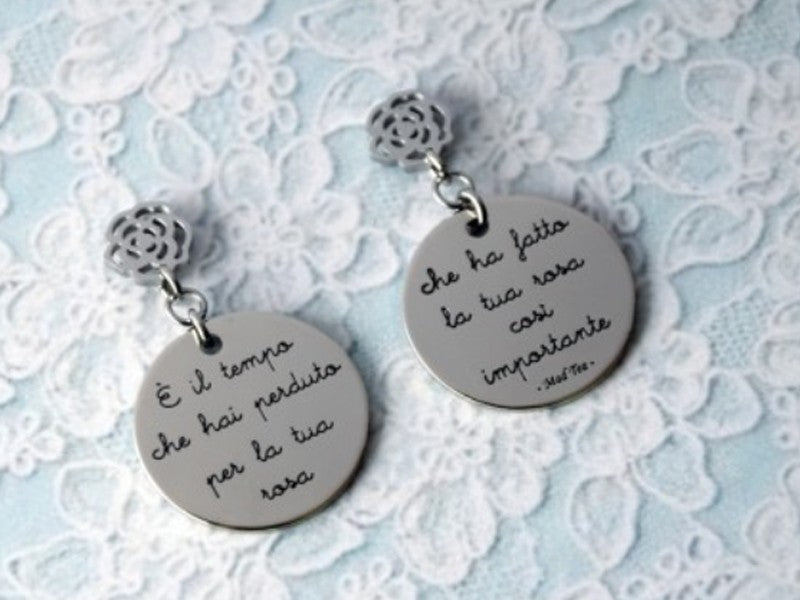 Orecchini rosa del piccolo principe in acciaio con incisa l'conica frase "È il tempo che hai perduto per la tua rosa che ha fatto la tua rosa così importante” 