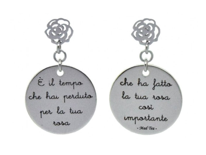 Orecchini con targhette con incisa la frase "È il tempo che hai perduto per la tua rosa che ha fatto la tua rosa così importante” e montatura a lobo con piccola rosellina.