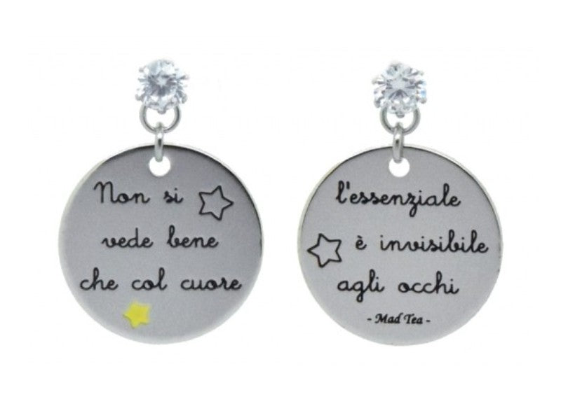 Orecchini con targhette con incisa la frase “Non si vede bene che col cuore, l'essenziale è invisibile agli occhi” e montatura a lobo con cristallo.