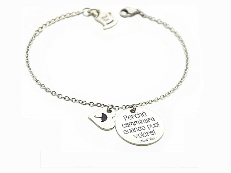 Il bracciale Mary Poppins Style è dedicato alla stravagante tata rinomata in tutto il pianeta, che con la sua borsa e il suo ombrello sa catapultarti nel suo magico mondo. È in acciaio anallergico, formato da una catena ad anellini e due ciondoli: uno a forma di cuoricino con la sagoma dell’ombrello di Mary Poppins e uno tondo piatto con incisa la frase “Perché camminare quando puoi volare?”. 