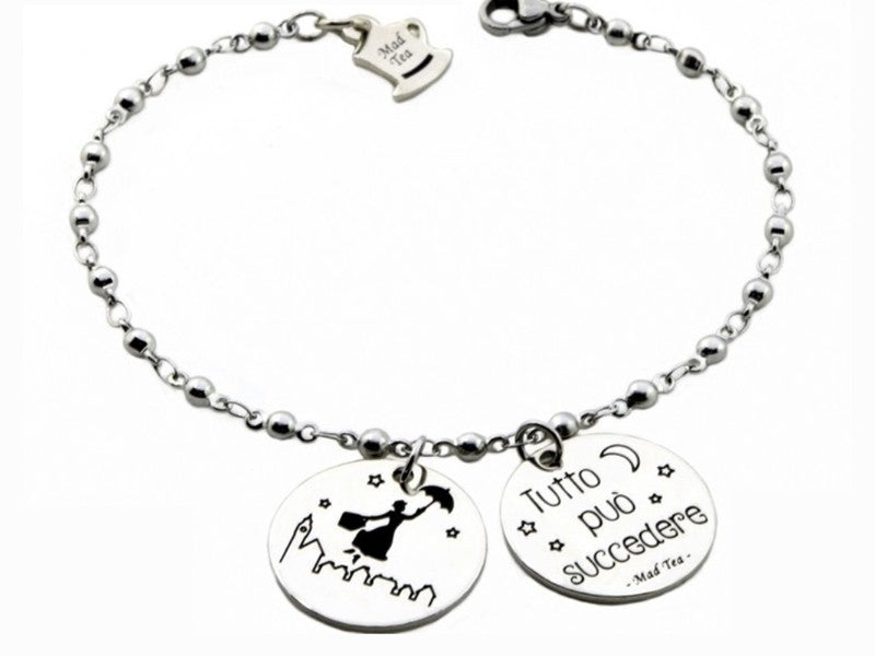 Il bracciale Mary Poppins è dedicato alla stravagante tata rinomata in tutto il mondo, che con la sua borsa e il suo ombrello sa catapultarti nel suo magico mondo. È in acciaio anallergico, formato da una catena a pallini alternati e due ciondoli tondi piatti: uno con la sagoma di Mary Poppins in volo col suo ombrello e uno con incisa la frase “Tutto può succedere” circondata da luna e stelle