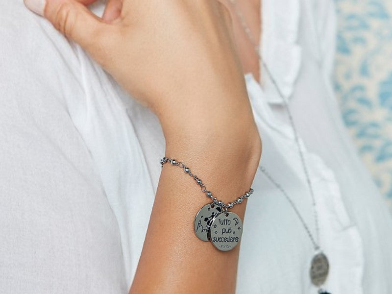 Bracciale tutto può succedere collezione Mary Poppins indossato