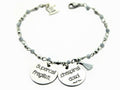 Il bracciale Supercalifragili è dedicato alla stravagante tata rinomata in tutto il mondo, Mary Poppins, che con la sua borsa e il suo ombrello sa catapultarti nel suo magico mondo. È in acciaio anallergico, formato da una catena a pallini alternati a delle pietrine grigie, due ciondoli tondi piatti e una piccola nappina dello stesso colore delle pietrine; sulle due piastrine troviamo incisa la frase “Supercalifragilistichespiralidoso”.