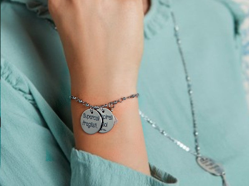 Bracciale Supercalifragilistichespiralidoso in acciaio con collana abbinata indossata