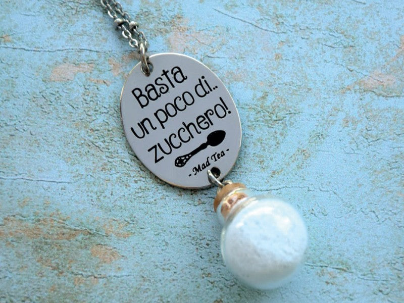 Collana mad tea ispirata a mary poppins con ciondolo inciso con scritta Basta un poco di zucchero e ampolla con zuccherino