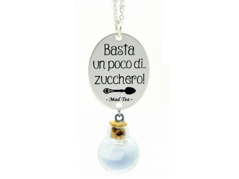 Collana dedicata al magico zucchero di Mary Poppins!     ...Basta un poco di zucchero e la pillola va giù..!   Collana composta da ciondolo con incisa la frase "Basta un poco di zucchero" e un piccolo cucchiaino inglese e una simpatica boccetta contenente lo zucchero magico.