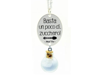 Collana dedicata al magico zucchero di Mary Poppins!     ...Basta un poco di zucchero e la pillola va giù..!   Collana composta da ciondolo con incisa la frase "Basta un poco di zucchero" e un piccolo cucchiaino inglese e una simpatica boccetta contenente lo zucchero magico.