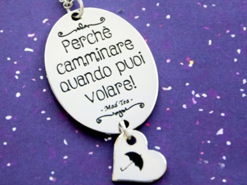 Collana collezione Mary Poppins in acciaio con ciondoli incisi con scritta Perchè camminare quando puoi volare e ombrello
