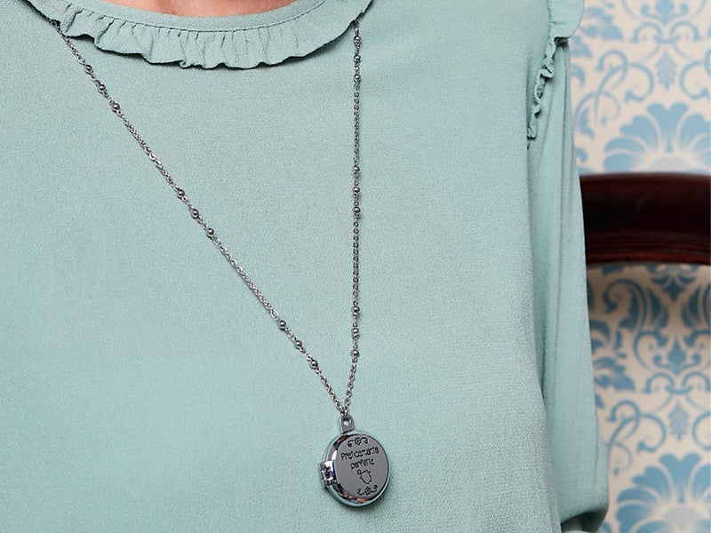 "Mary Poppins, praticamente perfetta sotto ogni aspetto!"  Collana specchietto da borsa di Mary Poppins con all'interno un vero specchio dove potersi specchiare e sentirsi sempre perfetta come una vera Mary Poppins!  Collana con ciondolo apribile con all'interno un vero specchio e frase "Praticamente perfetta" incisa sul fronte.