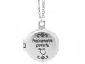 Collana con ciondolo apribile con all'interno un vero specchio e frase "Praticamente perfetta" incisa sul fronte.