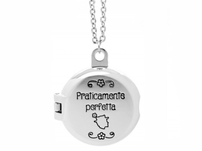 Collana con ciondolo apribile con all'interno un vero specchio e frase "Praticamente perfetta" incisa sul fronte.