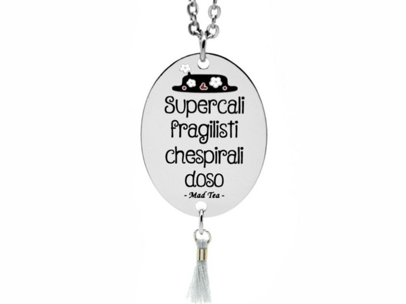 SUPERCALIFRAGILISTICHESPIRALIDOSO!  Chi di noi non ha mai cantato la canzone più celebre di Mary Poppins?  Collana con ciondolo composto da targhetta con incisa la frase "Supercalifragilistichespiralidoso" e il cappello di Mary Poppins e delicata nappina pendente. Catena a rosario in acciaio con cristalli.