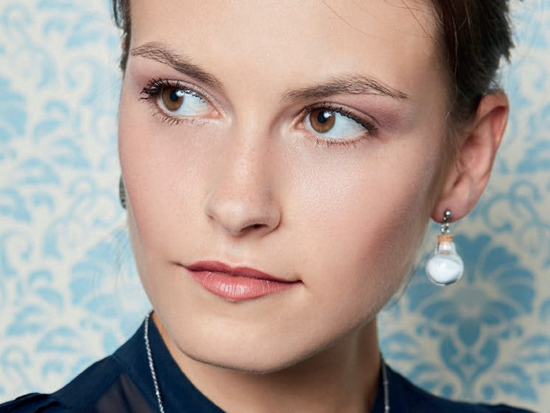 Orecchini composti da targhetta con incisa la frase "Basta un poco di zucchero" con un piccolo cucchiaino inglese e simpatica boccetta contenente lo zucchero magico.