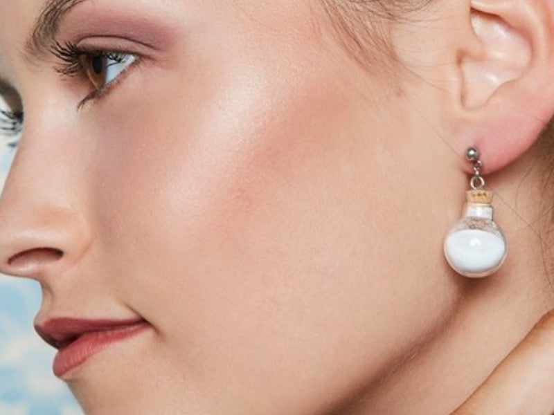 Orecchini dedicati al magico zucchero di Mary Poppins!     ...Basta un poco di zucchero e la pillola va giù..!   Orecchini composti da targhetta con incisa la frase "Basta un poco di zucchero" con un piccolo cucchiaino inglese e simpatica boccetta contenente lo zucchero magico.