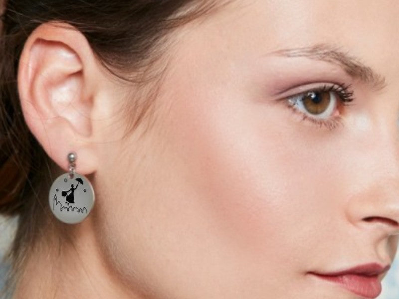 Orecchini dedicati allo stile inconfondibile di Mary Poppins che con il suo magico ombrello vi saprà far volare insieme a lei e donare un dolce sorriso!