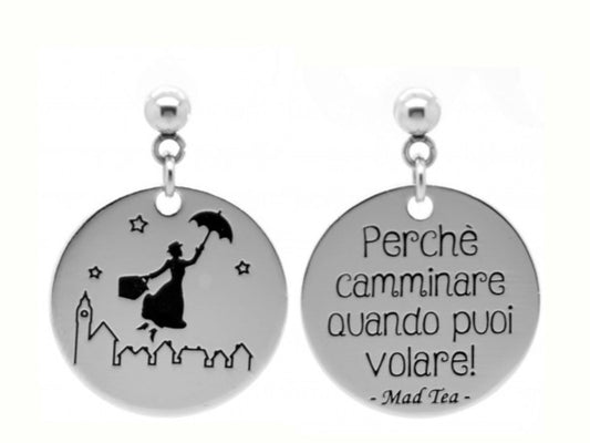Orecchini composti da due targhette con incisa la frase "Perchè camminare quando puoi volare" e l'immagine di Mary Poppins con i tetti di Londra nello sfondo.